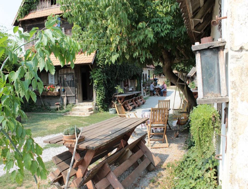 Gasthaus Rural Tourism Family Ravlic Muzilovcica Exterior foto